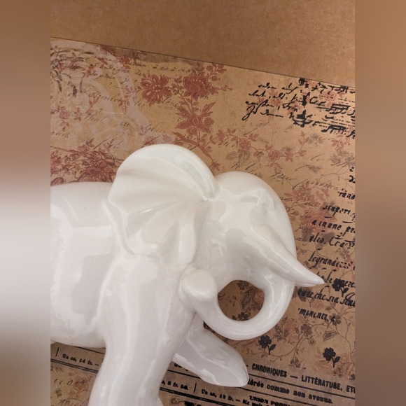 Vintage White Porcelain Elephant Figurine/5” Tall/Unmarked/Fine Quality/EUC - Picture 4 of 6